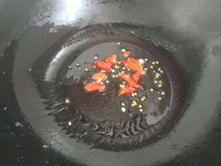 15、酸辣黄瓜条,放入洗好的干红辣椒爆香关火