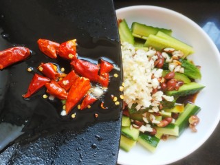 16、酸辣黄瓜条,把花椒辣椒油浇到蒜末上即可