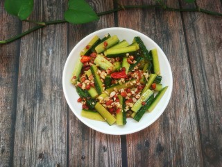 17、酸辣黄瓜条,搅拌均匀装盘