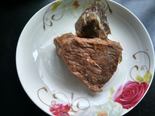 2、回锅牛肉,准备好卤牛肉。