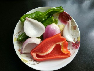 3、回锅牛肉,准备好青椒，洋葱，红椒生姜并洗净。