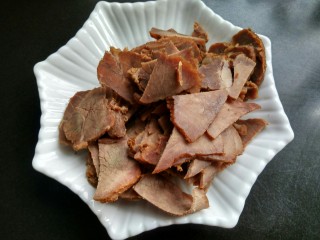 4、回锅牛肉,卤牛肉顺着纹路切片。