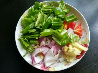 5、回锅牛肉,青椒，红椒，洋葱切小块，生姜切丝。