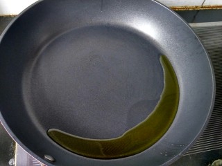 6、回锅牛肉,锅内放少量的油，烧热。