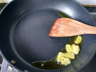 8、回锅牛肉,锅内放适量的油，放生姜爆香。