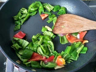 9、回锅牛肉,将红椒，青椒，放入锅中翻炒。