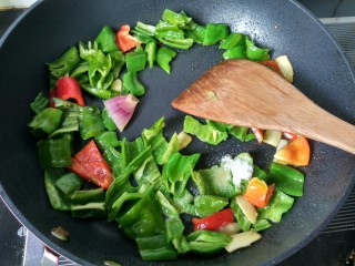 10、回锅牛肉,放盐，翻炒。