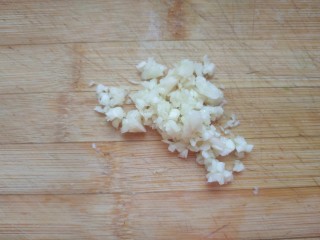 2、菠菜拌花生米,蒜切末