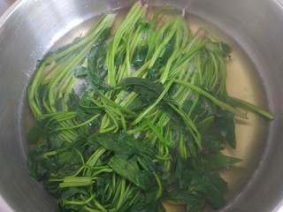 4、菠菜拌花生米,锅中放入适量清水烧开,放入菠菜烧开关火