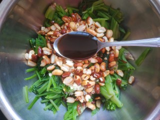 12、菠菜拌花生米,加入两勺生抽