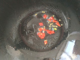 17、菠菜拌花生米,把花椒捞出不要,放入辣椒关火