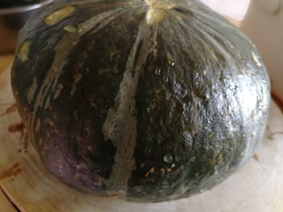 1、蛋黄焗南瓜,南瓜洗干净。