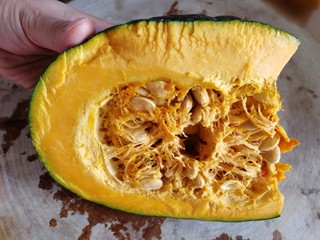 2、蛋黄焗南瓜,切一块，去掉瓤和籽。