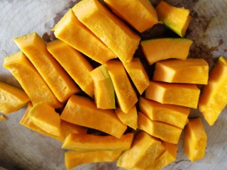 3、蛋黄焗南瓜,去皮，切成小长条块。