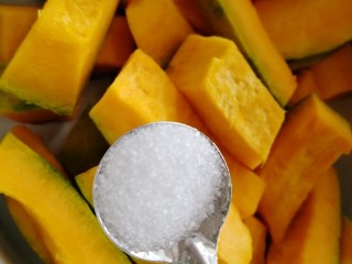 4、蛋黄焗南瓜,放盐。