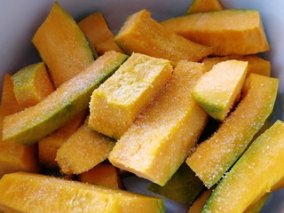 5、蛋黄焗南瓜,撒均匀。