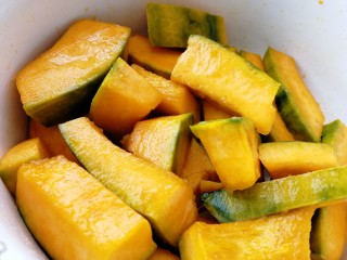 6、蛋黄焗南瓜,过5分钟，南瓜表面出水。