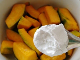 7、蛋黄焗南瓜,加两大勺淀粉。