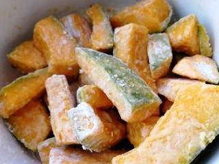 8、蛋黄焗南瓜,裹匀每一条南瓜。