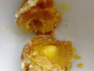 9、蛋黄焗南瓜,准备一个咸鸭蛋黄。