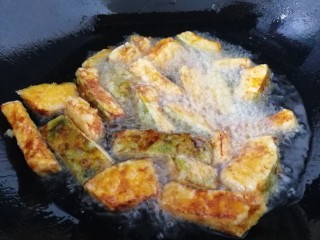 12、蛋黄焗南瓜,一面炸好，翻面再炸3分钟。