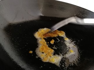 14、蛋黄焗南瓜,锅中留一点底油，小火把咸蛋黄炒开。
