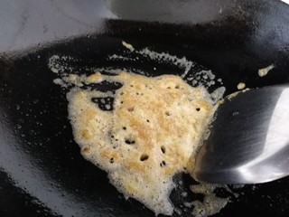15、蛋黄焗南瓜,炒到蛋黄起沙。