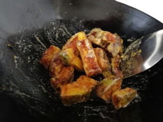 16、蛋黄焗南瓜,把炸好的南瓜倒入锅里，快速翻炒。