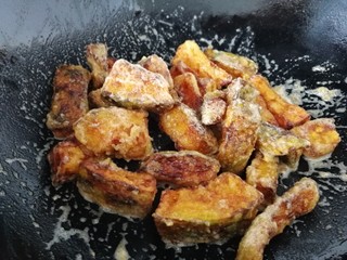 17、蛋黄焗南瓜,让起沙的咸蛋黄均匀的裹在每一条南瓜上。