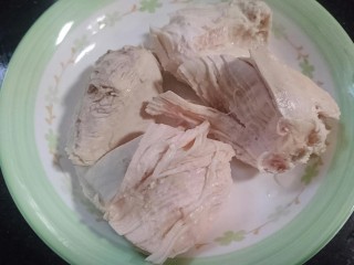 7、手撕鸡胸肉,取出焖了近1小时的鸡胸肉