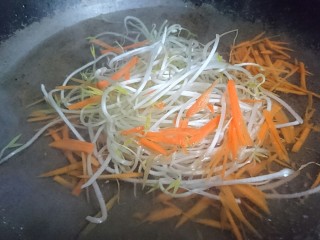 12、手撕鸡胸肉,水开后烫熟胡萝卜和豆芽