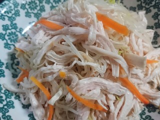 13、手撕鸡胸肉,烫熟的豆芽和鸡胸肉拌匀并食盐调味