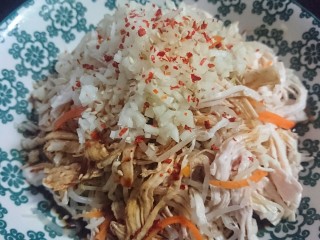 15、手撕鸡胸肉,盖上蒜蓉撒入料汁