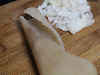 4、豆浆机版猪皮冻,然后再用小刀子把猪皮内壁的油脂清理干净，不清干净的话煮出来的猪皮冻会腥。