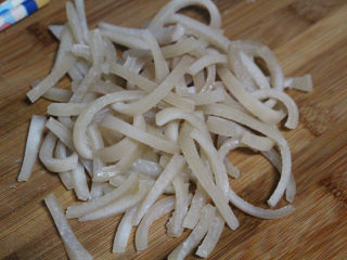 5、豆浆机版猪皮冻,将处理好的猪皮切成小细条。