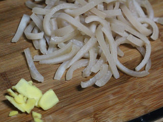 6、豆浆机版猪皮冻,切少许姜片