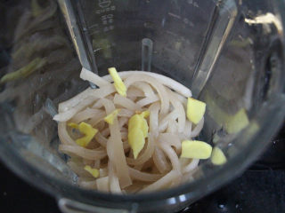 7、豆浆机版猪皮冻,把姜片和猪皮一起放入豆浆机，我用的破壁机，打出来的很细腻。