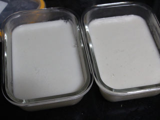 9、豆浆机版猪皮冻,打好的猪皮浆装入保鲜盒，晾凉后盖上盖子放冰箱冷藏两小时以上至凝固。