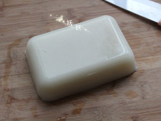 10、豆浆机版猪皮冻,冷藏好的猪皮冻倒出来，特别弹。