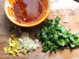 12、豆浆机版猪皮冻,葱香菜大蒜切好。油辣椒，麻油，料酒，陈醋调匀。