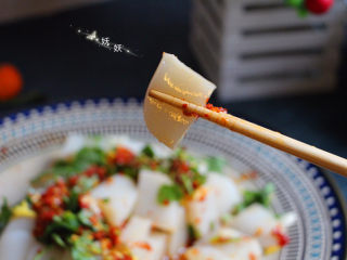 13、豆浆机版猪皮冻,将调料拌匀，浇在猪皮冻上即可。