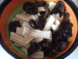 6、腐竹拌木耳,控水放入大碗里