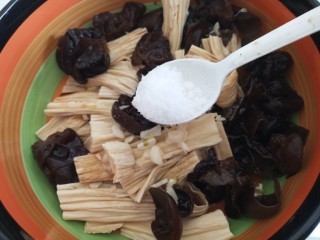 11、腐竹拌木耳,白糖