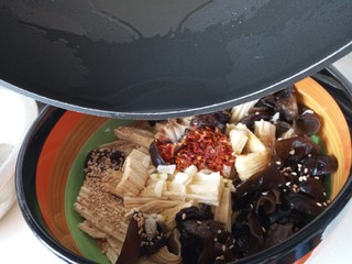 14、腐竹拌木耳,热油泼在上面