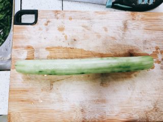 2、无油凉拌开胃黄瓜-可做减肥晚餐,用刮皮刀去皮。
