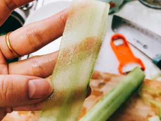 4、无油凉拌开胃黄瓜-可做减肥晚餐,薄的透明可见。