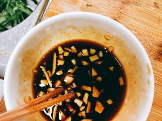 12、无油凉拌开胃黄瓜-可做减肥晚餐,取一个干净的碗，放入蒜头，倒入调味料：3勺生抽，2勺蚝油，2勺糖，2勺半凉拌醋，少许花椒粉，半勺盐。搅拌均匀。