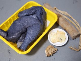 1、当归乌鸡汤,材料准备好