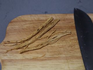 3、当归乌鸡汤,党参清洗干净后切段