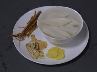 7、当归乌鸡汤,配料准备好后待用